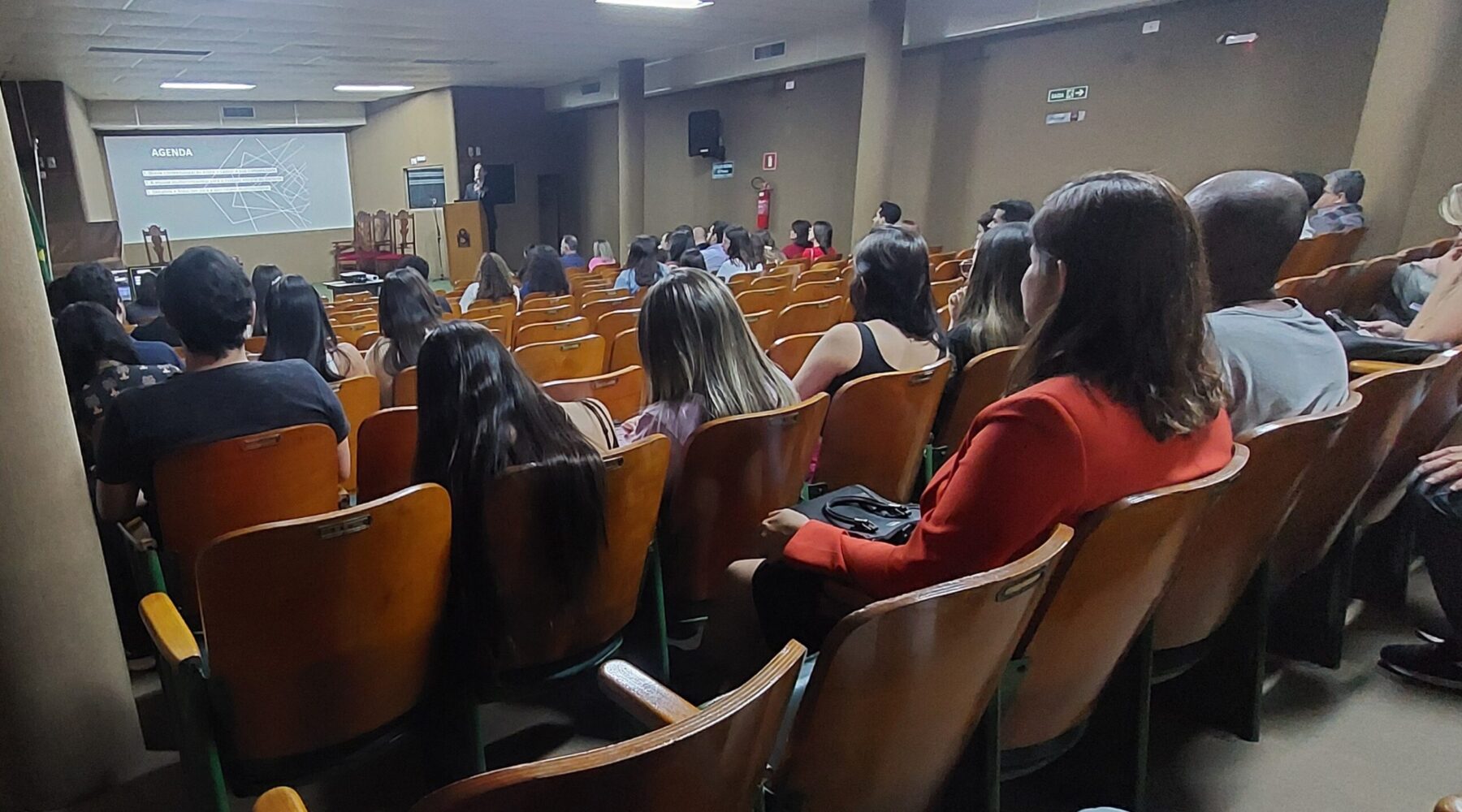 Estudantes e profissionais de Medicina debatem o tratamento oncológico.
Foto: divulgação