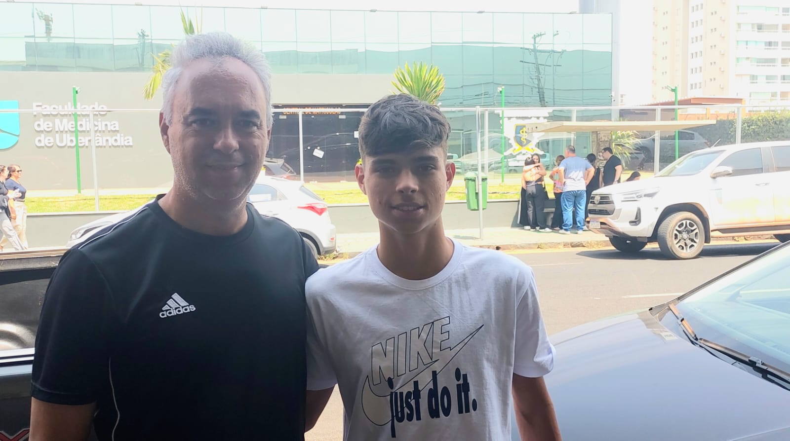 José Oscar Filho, de 17 anos, com o pai. Medicina de olho no futuro
Foto: divulgação