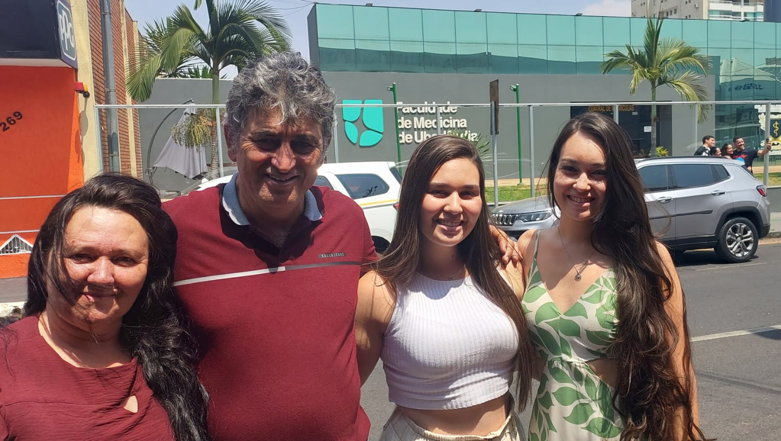 Letícia(de branco).  Medicina em Uberlândia, o lugar ideal
Foto: divulgação